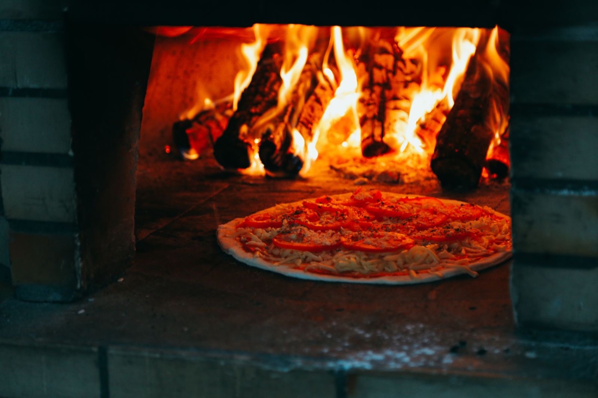 Forno Rosso example site on a phone: a margherita coming out of the oven